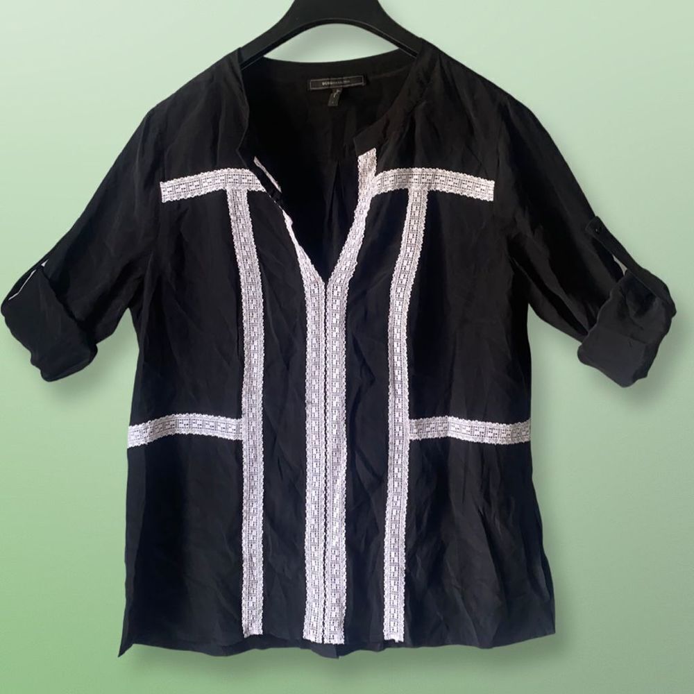 BCBGMAXAZRIA ‘Maggie’ black/white roll tab sleeve tunic 100% silk EUC size Lg